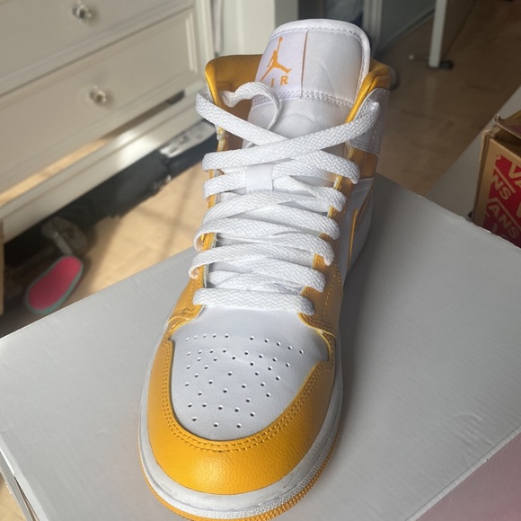 Air Jordan 1 Mids size 8 WMNS - Picture 2 of 4